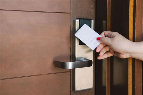 difference between rfid and magnetic card|RFID vs. Magnetic Key Cards for Hotel Doors: How to Choose.